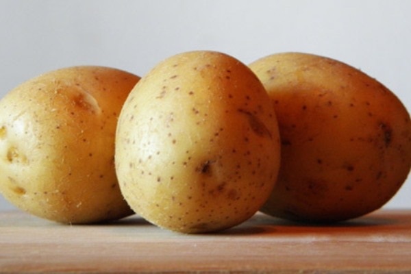 Rešite se sedih vlasi uz pomoć kore krompira