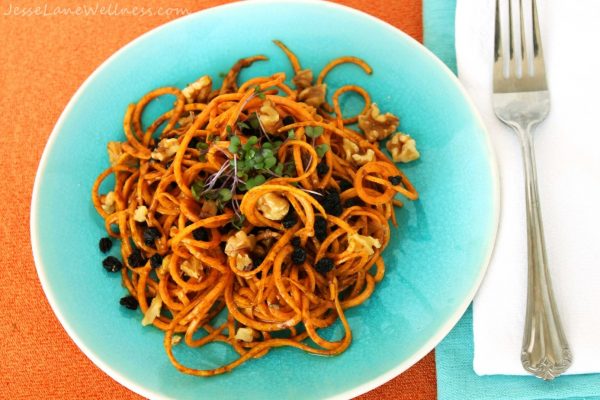 Sirova salata od slatkog krompira sa kari sosom od badema