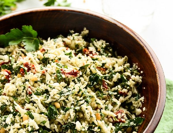 Sirova detoks salata od karfiola i paradajza