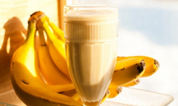 Jutarnji žuti smoothie s bananom i jabukom